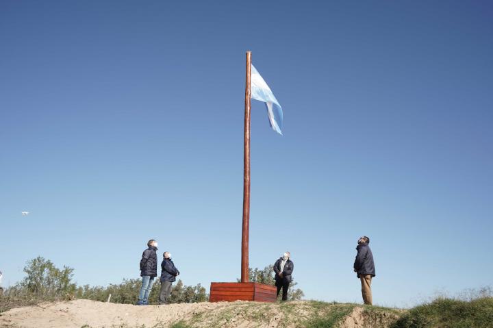 Histórico izamiento de la Bandera en una isla de Santa Fe