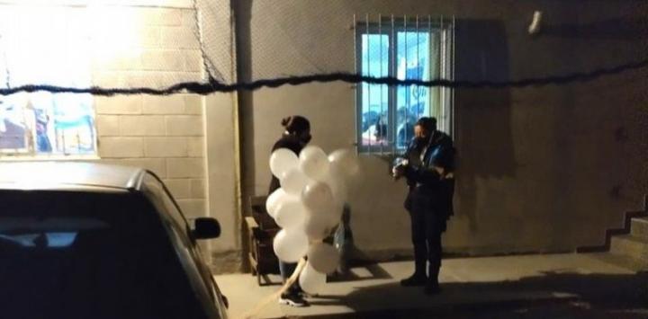 Tenía covid e hizo un baby shower con 20 personas