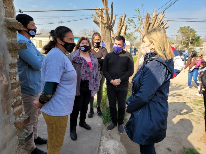 Sacnun dialoga con los vecinos.