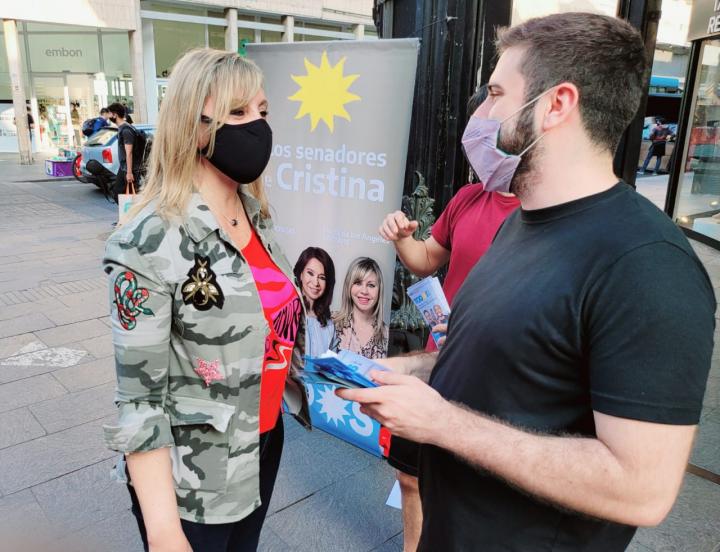 La senadora nacional dialogando en la peatonal de Rosario.