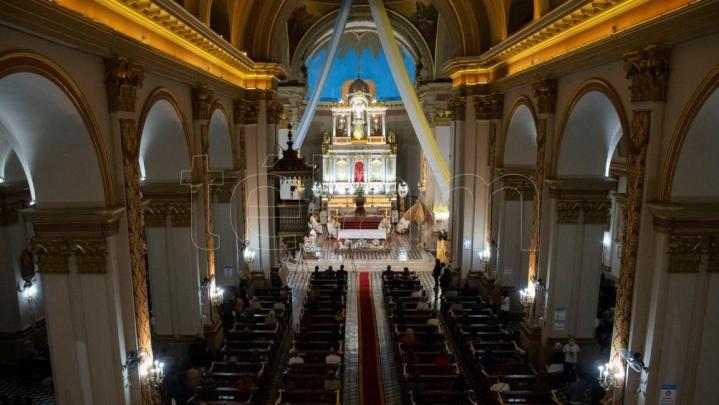 La santa misa estuvo encabezada por la imagen de la Virgen del Valle, que lució un manto especialmente bordado por devotos. 
