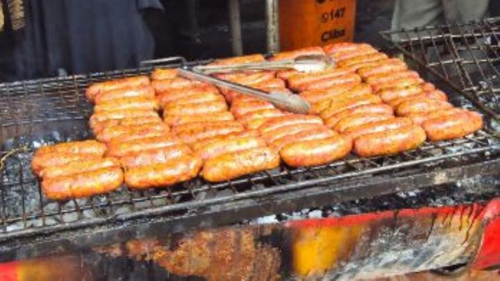 Piden no consumir choripanes no autorizados