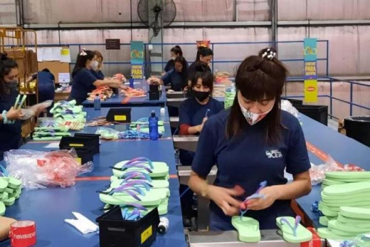 Las populares ojotas Havaianas se fabrican en Argentina