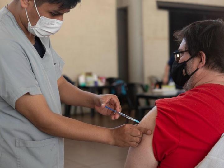 Covid: tercera dosis a personal de salud y mayores de 70 años