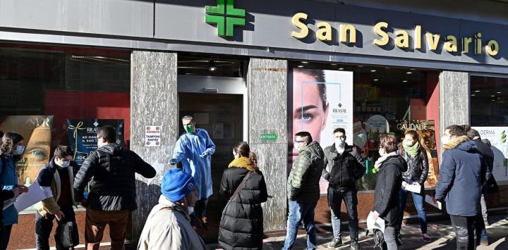 Italia prohíbe viajar en transporte público a los no vacunados