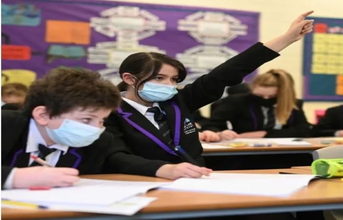 Alumnos ingleses usarán barbijos en clase