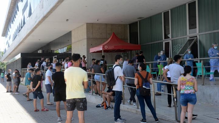 Largas colas en los lugares donde hacen testeos.