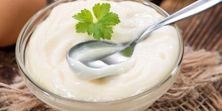 Prohíben una mayonesa falsificada de una marca conocida