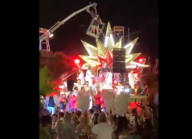Video: cayó una grúa en pleno Carnaval de Gualeguaychú