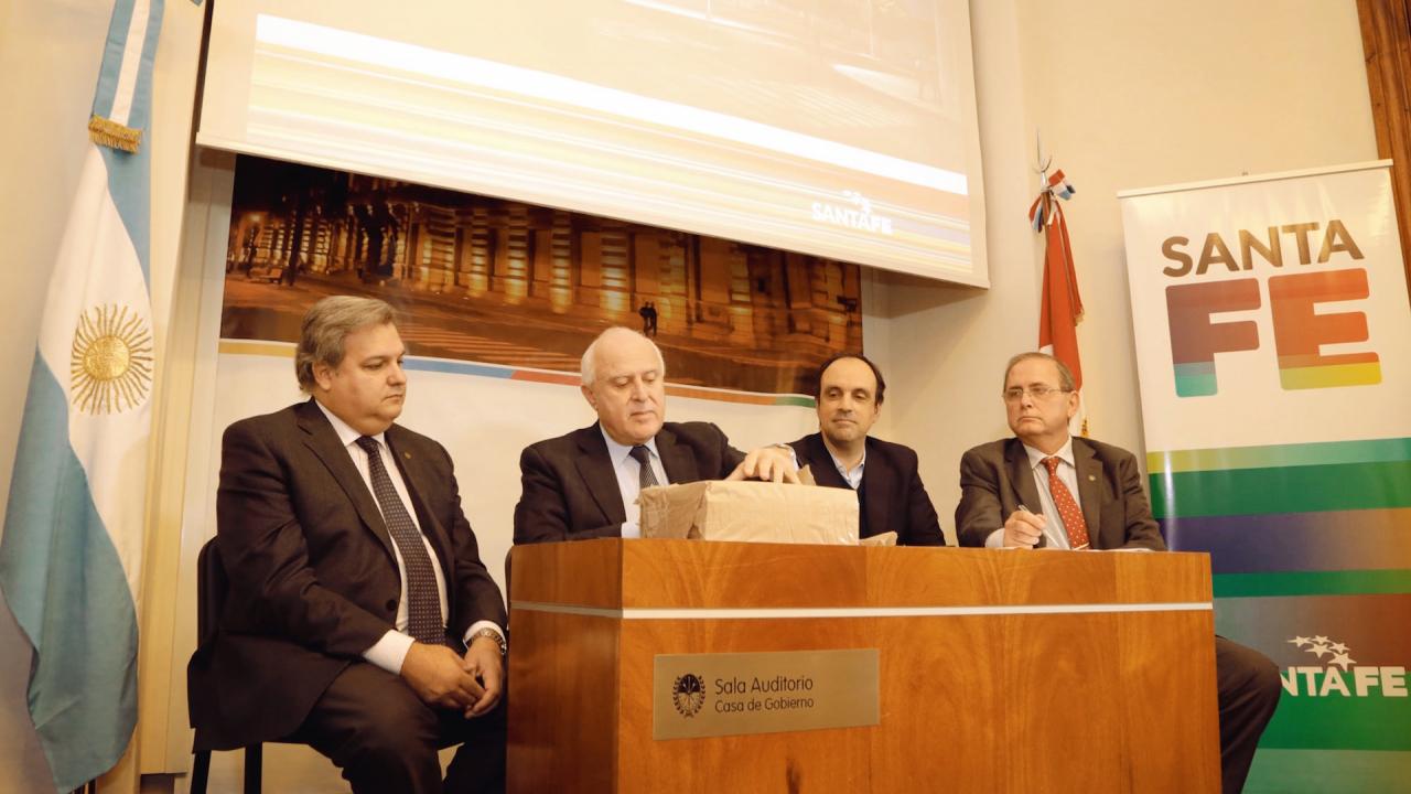 El gobernador durante el acto de apertura de ofertas.