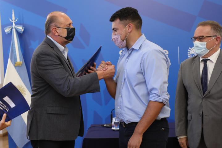 Perotti entregó $ 54 millones a municipios y comunas