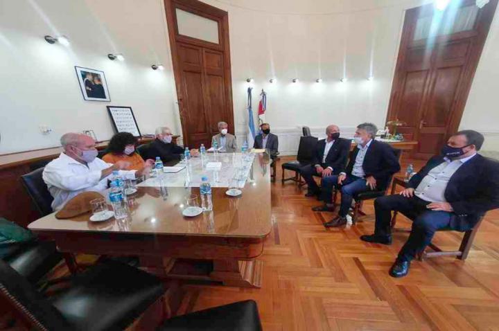 El gobierno ofreció un 46 % de aumento a estatales