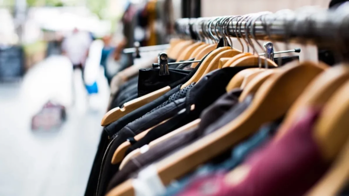 Lanzan un plan de venta de ropa invernal a precios rebajados