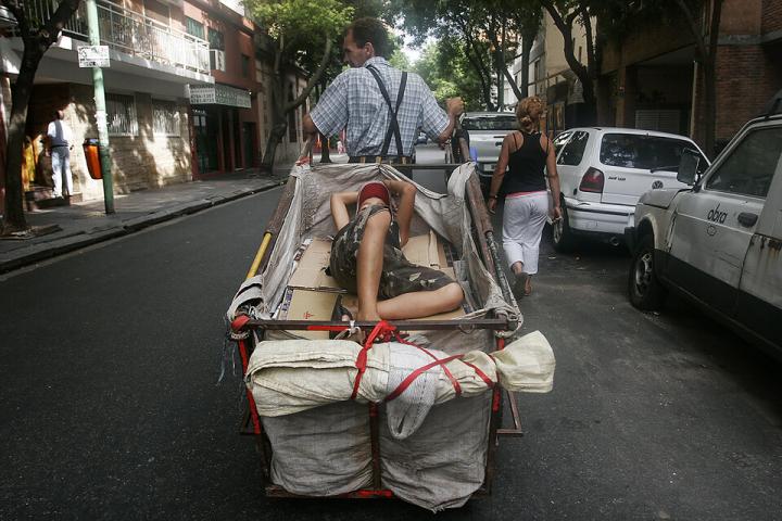 La pobreza bajó al 37,3 % a fines del 2021