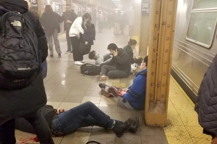 Tiroteo en el subte de Nueva York: al menos 13 heridos