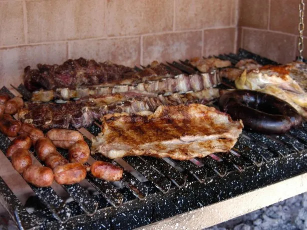 Denunció a su vecino porque hace asado todos los días