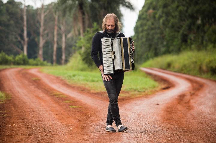 El Chango Spasiuk llega al Monumento a la Bandera