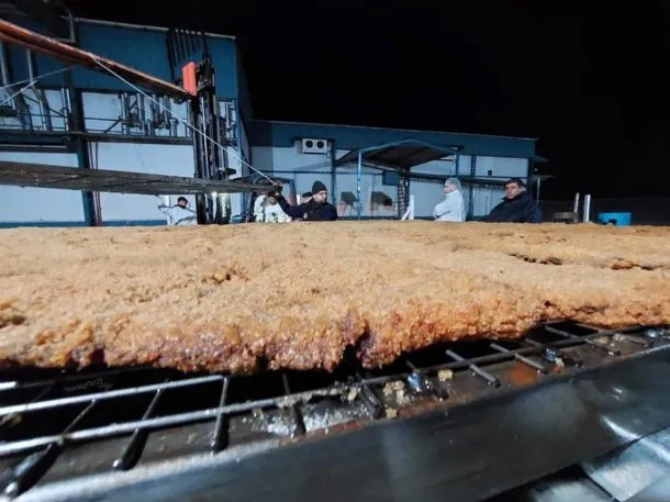 Día de la Milanesa: cocinaron la napolitana más grande del mundo
