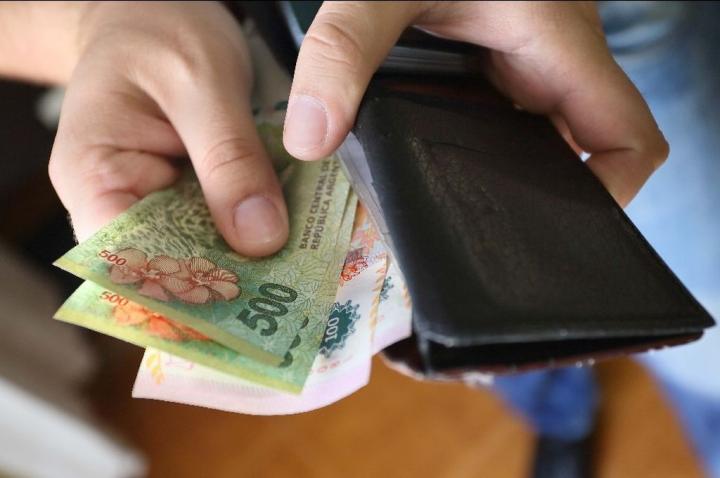 Adelantan la suba del salario mínimo: será de $ 45.540