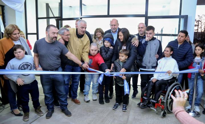 Perotti inauguró el Centro Cultural de “Los Tiburones del Paraná”