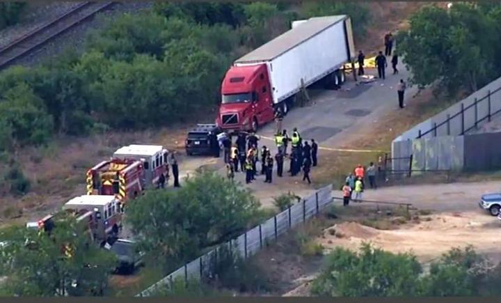 Hallan a 50 migrantes muertos, varios niños, en un camión