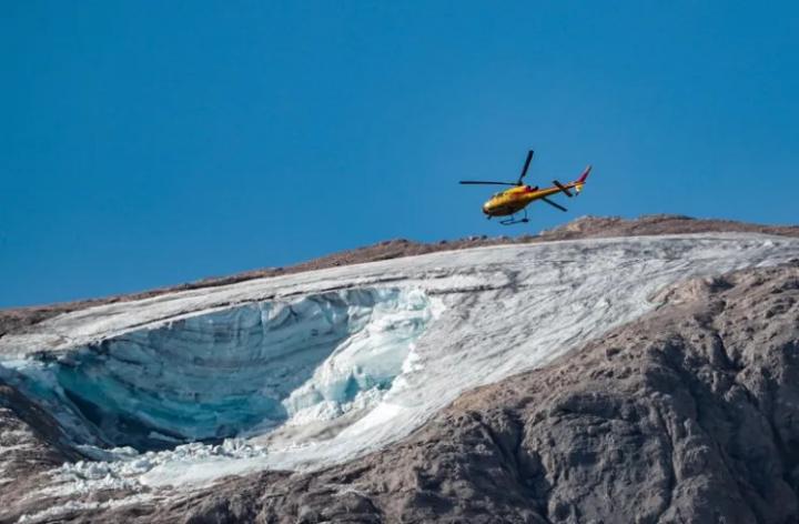 Al menos 8 muertos al desprenderse un glaciar en Italia