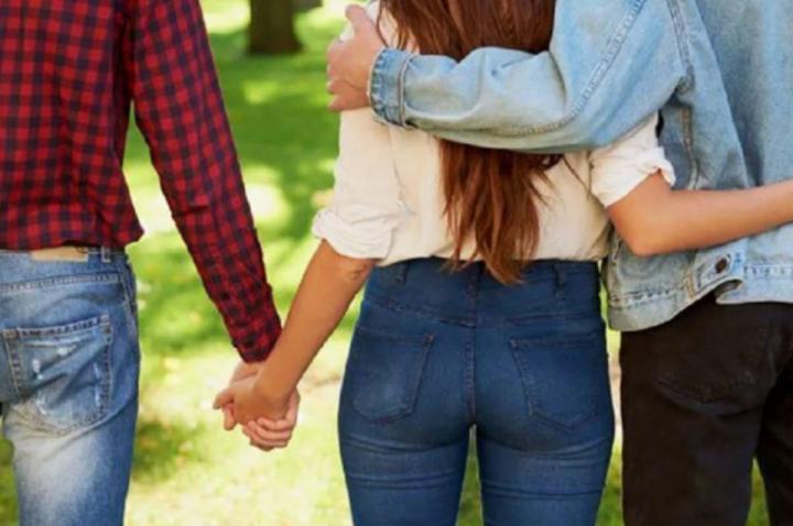 Autorizan a inscribir a un bebé con dos papás y una mamá