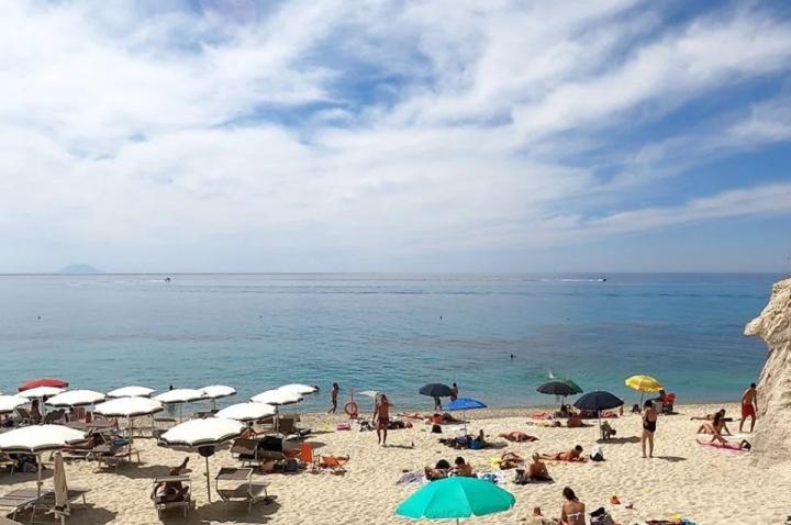 Los turistas no pueden caminar en bikini o con el torso desnudo