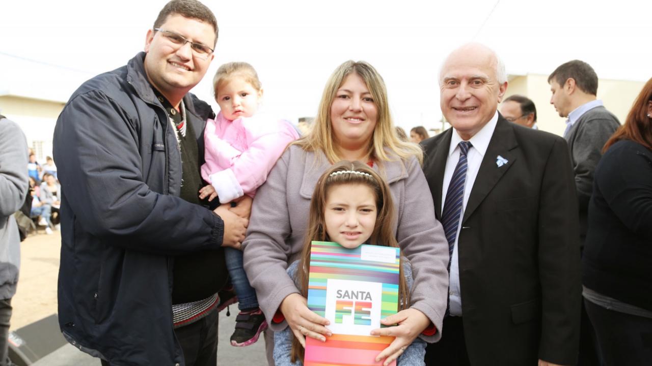 Lifschitz entregó 138 viviendas en Rosario