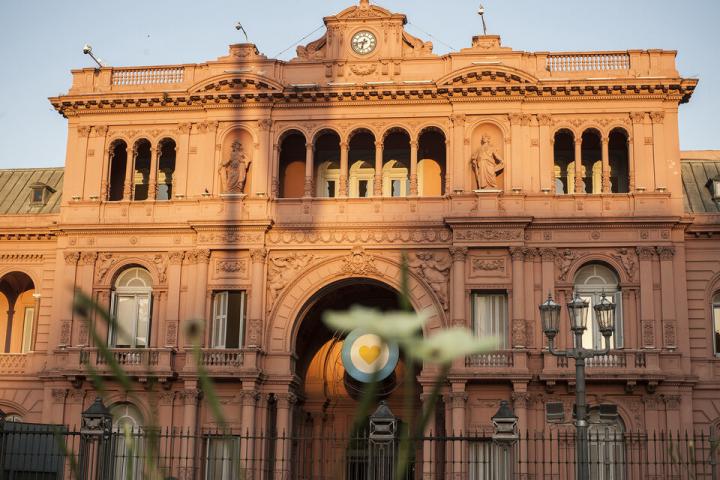 El Gobierno prohibió el ingreso de empleados al Estado