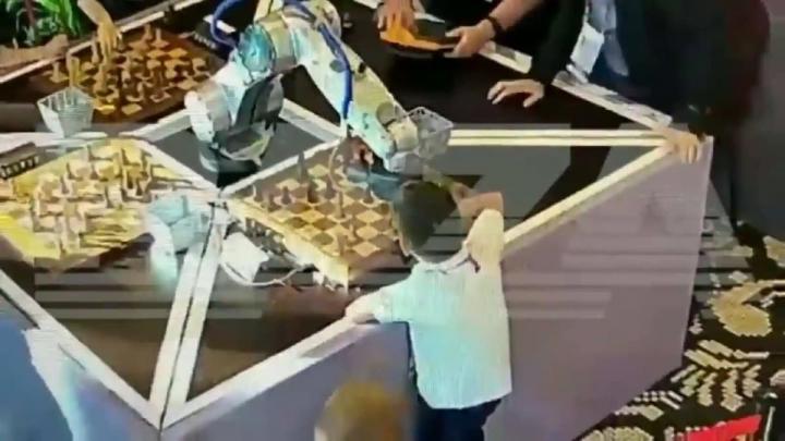 Robot ajedrecista le rompió un dedo a un niño de 7 años
