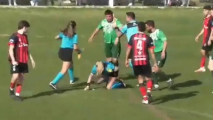 Supendieron de por vida al jugador que agredió a árbitra