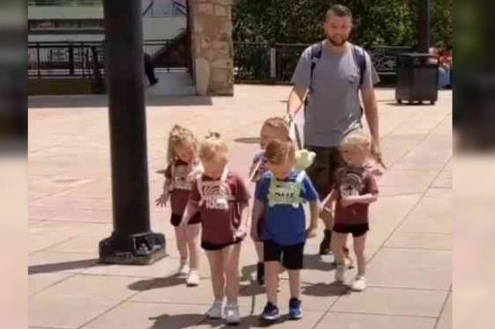 Pasea a sus quintillizos con correa en sus cuellos