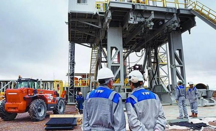 Petroleros de YPF: aumento de 80% y bono de $100.000