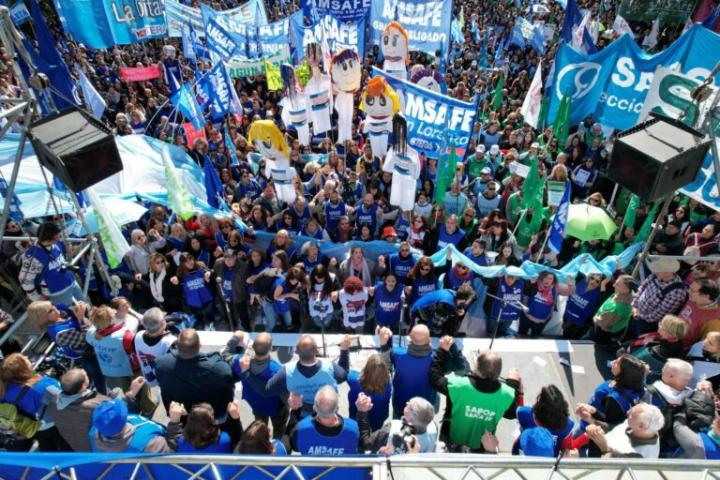 Los maestros se hicieron oir en la Casa de Gobierno