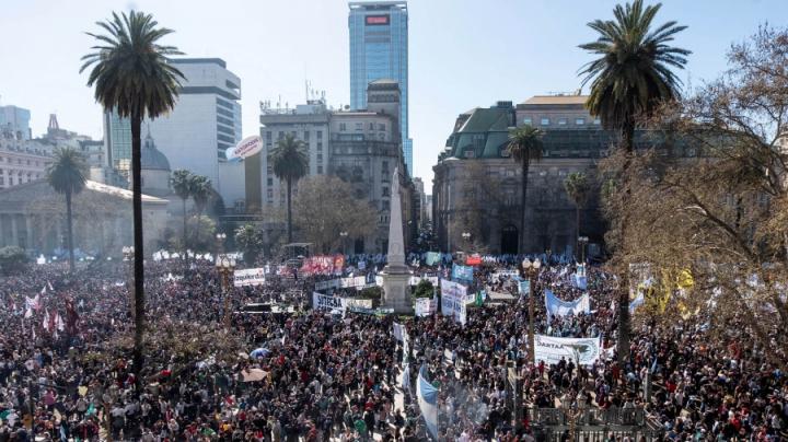 El pueblo salió a las calles en defensa de la democracia