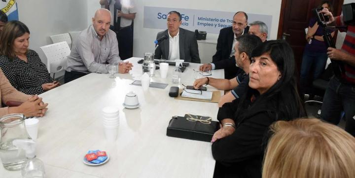 Santa Fe devolverá a los docentes los descuentos por los días de paro