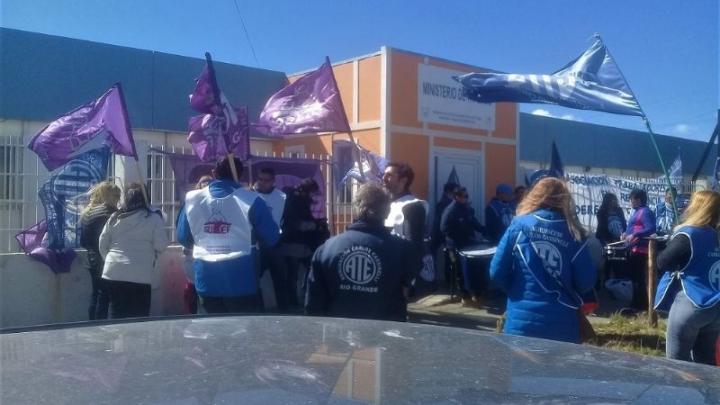 Aumento del 100% en el año para docentes fueguinos