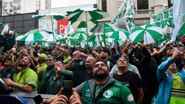 Camioneros: 107% de aumento y un bono de $100 mil