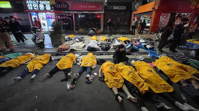 Trágica estampida en una fiesta de Halloween: 146 muertos