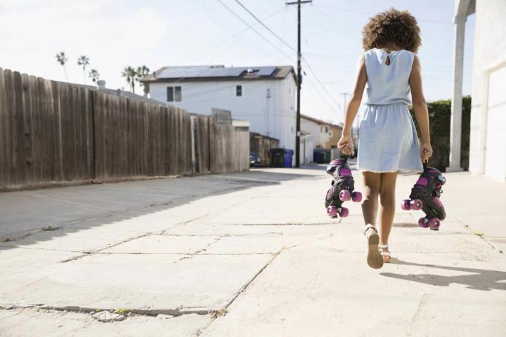 Prohíben a menores de 16 años salir solos de noche