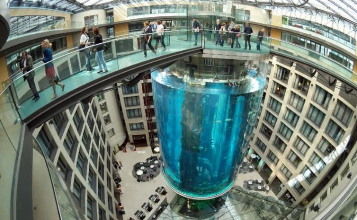 Explotó el acuario cilíndrico más grande del mundo