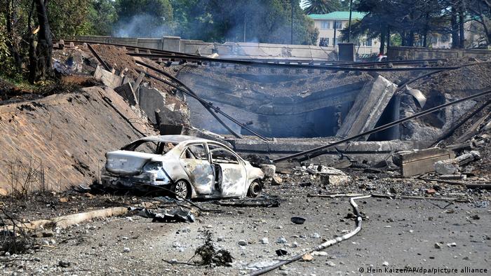 Un vehículo destrozado junto al lugar donde explotó el camión.