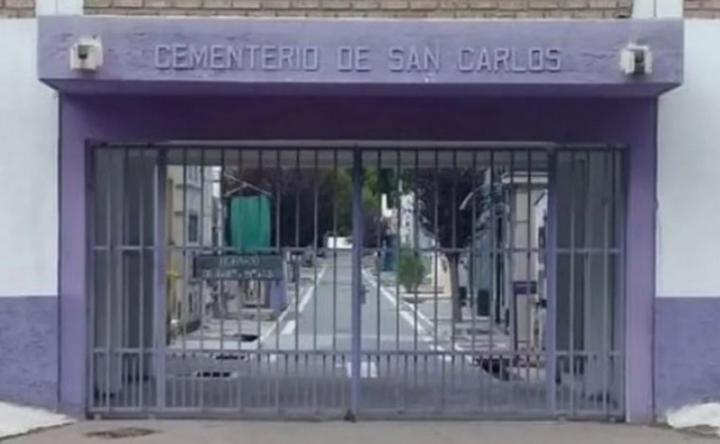 Se le cayó la pelota a un cementerio, la fue a buscar y no salió más