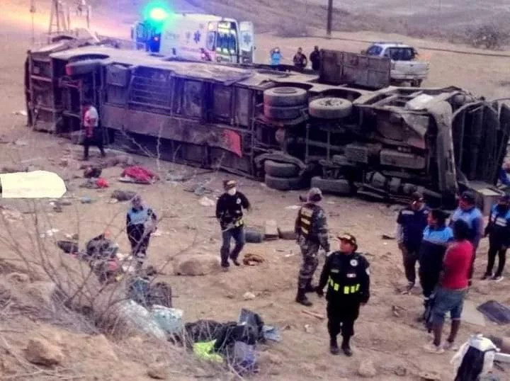 Perú: al menos 25 muertos al caer un autobús a un precipicio 