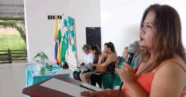 Rectora prohíbe noviazgos, celulares, piercings y cabellos teñidos