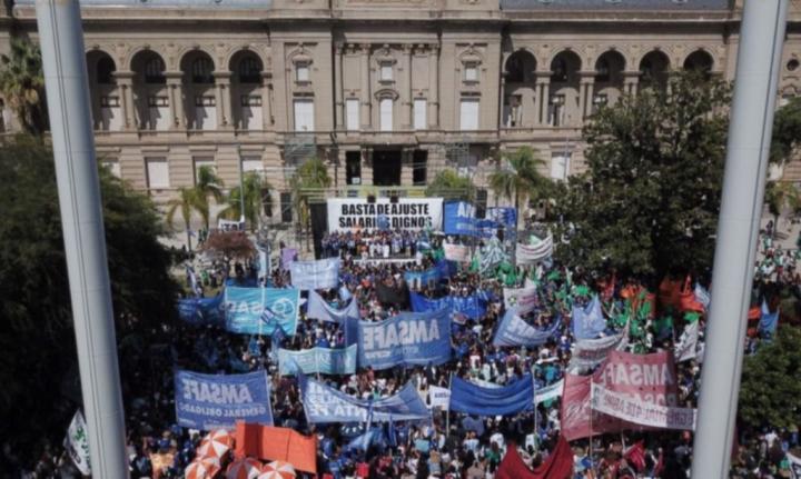 Los maestros de Santa Fe quieren más: 43,5% de aumento