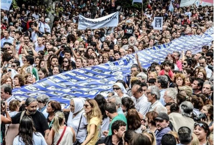 A 47 años del golpe, una multitud marchó a Plaza de Mayo