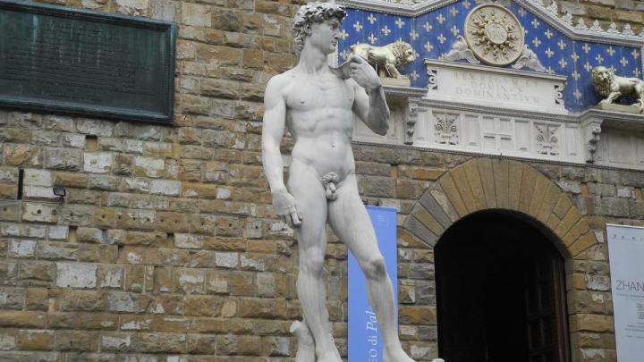 Una directora de EE.UU. tuvo que renunciar por mostrar al “David” en la escuela