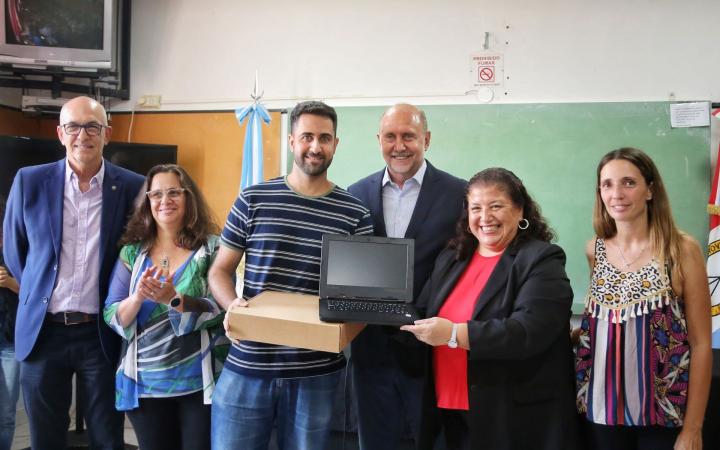 Perotti entregó 150 netbooks a institutos técnicos de Rosario